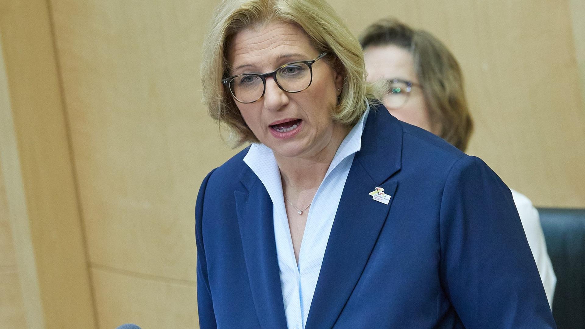 Anke Rehlinger (SPD), Bundesratspräsidentin, spricht im Bundesrat.