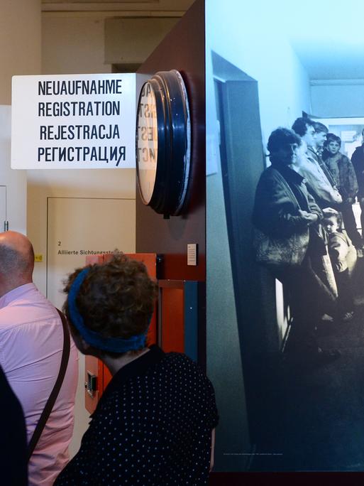 Besucher gehen durch das Museum Erinnerungsstätte Notaufnahmelager Marienfelde.