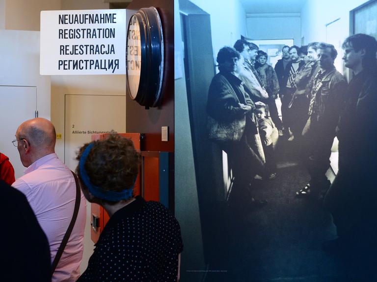 Besucher gehen durch das Museum Erinnerungsstätte Notaufnahmelager Marienfelde.