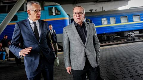 Boris Pistorius (SPD, r), wird von Martin Jäger, deutscher Botschafter in der Ukraine, am Kiewer Bahnhof begrüßt.