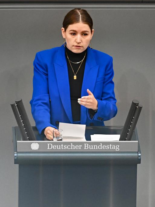 Merle Spellerberg spricht bei einer Plenarsitzung im Deutschen Bundestag. 