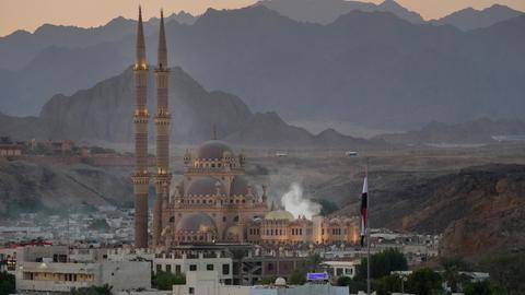 Scharm El-Scheich: Die Sonne geht hinter der As-Sahaba-Moschee auf dem alten Markt in Scharm El-Scheich unter. 