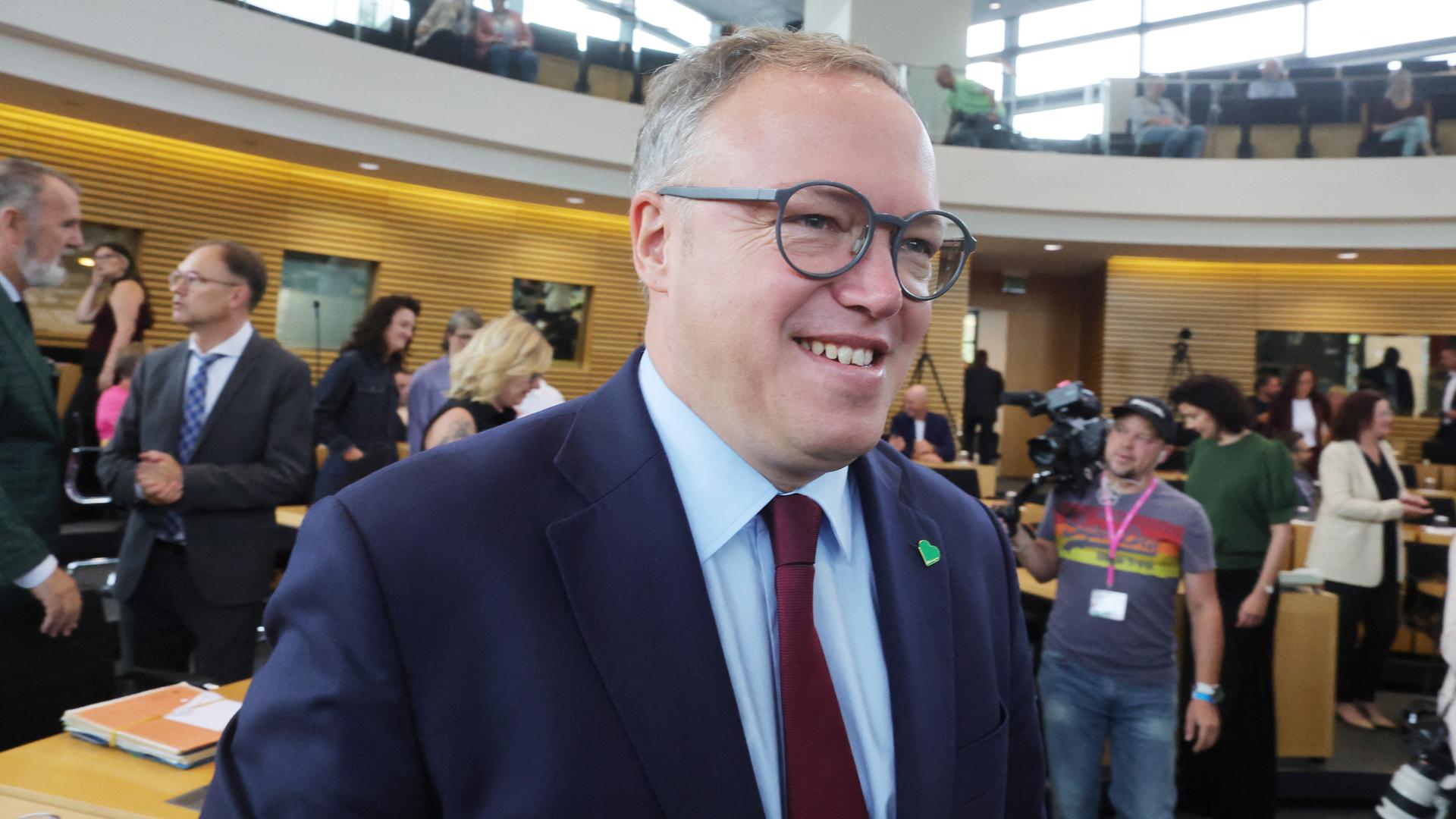 Erfurt: Mario Voigt (CDU), Ministerpräsident von Thüringen, läuft bei einer Sitzung des Thüringer Landtags durch den Plenarsaal. Erfurt: Mario Voigt (CDU), Ministerpräsident von Thüringen, läuft bei einer Sitzung des Thüringer Landtags durch den Plenarsaal.