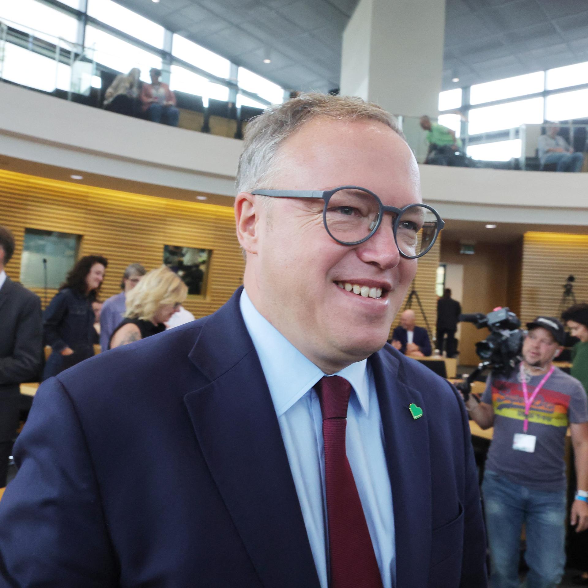 Erfurt: Mario Voigt (CDU), Ministerpräsident von Thüringen, läuft bei einer Sitzung des Thüringer Landtags durch den Plenarsaal. 