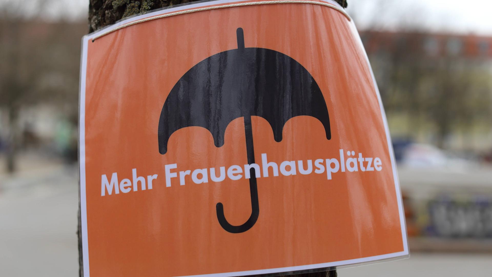 "Mehr Frauenhausplätze" steht auf einem Schild während einer feministischen Kundgebung anlässlich des Frauentags auf dem Bassinplatz in Potsdam, 7. März 2021. 