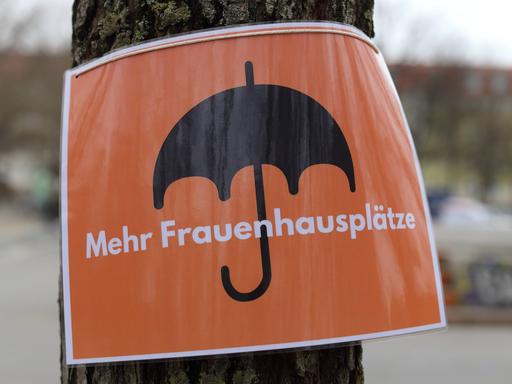 "Mehr Frauenhausplätze" steht auf einem Schild während einer feministischen Kundgebung anlässlich des Frauentags auf dem Bassinplatz in Potsdam, 7. März 2021. 