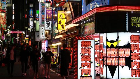 Blick in das Viertel Kabukichō, ein Vergnügungsviertel mit vielen Gastgeberclubs, Liebeshotels, Geschäften, Restaurants und Nachtclubs.