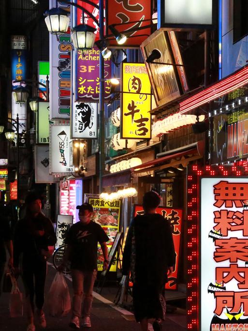 Blick in das Viertel Kabukichō, ein Vergnügungsviertel mit vielen Gastgeberclubs, Liebeshotels, Geschäften, Restaurants und Nachtclubs.