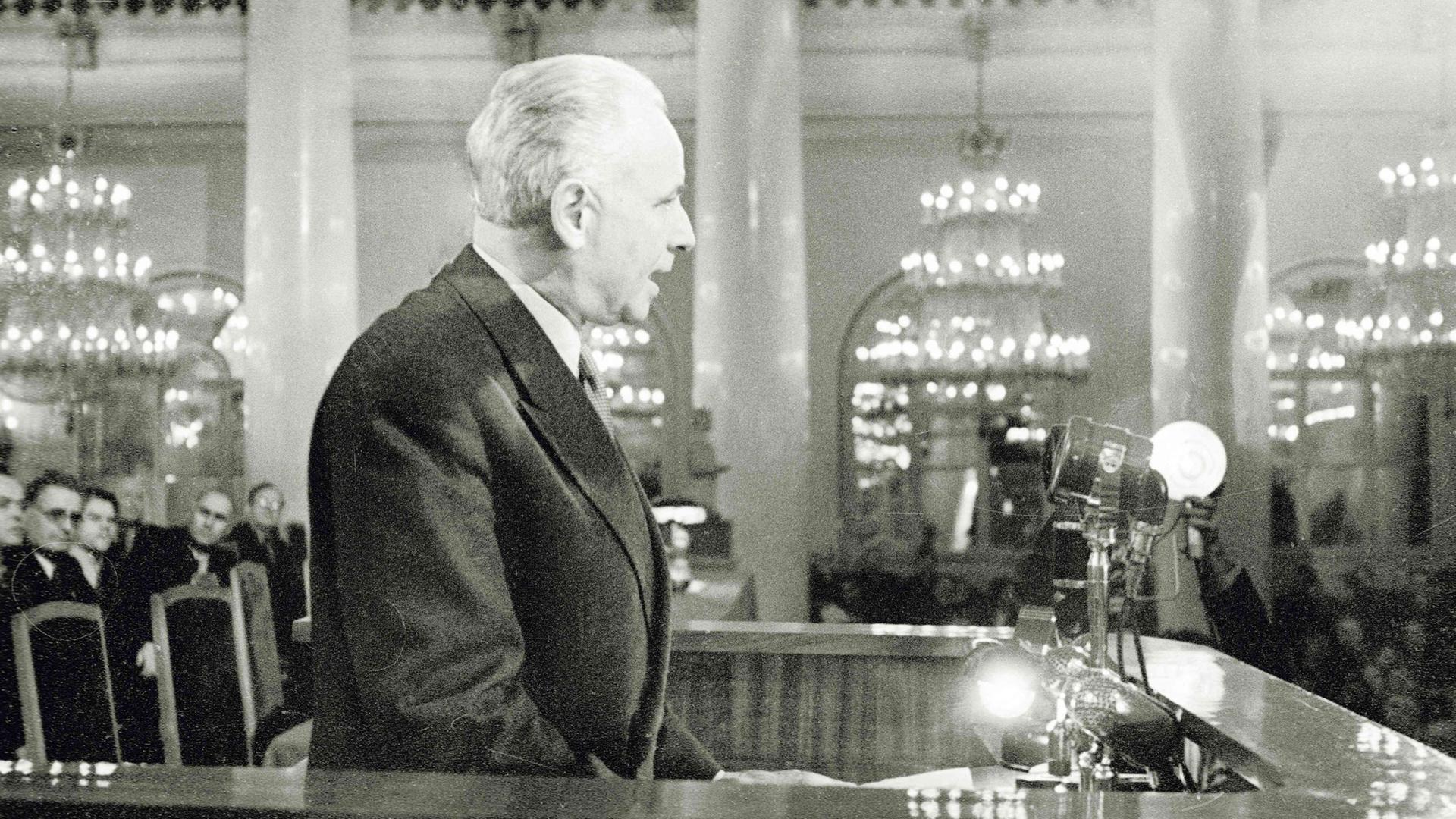 Louis Aragon spricht beim Zweiten Kongress sowjetischer Schriftsteller.