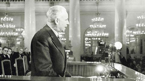 Louis Aragon spricht beim Zweiten Kongress sowjetischer Schriftsteller.