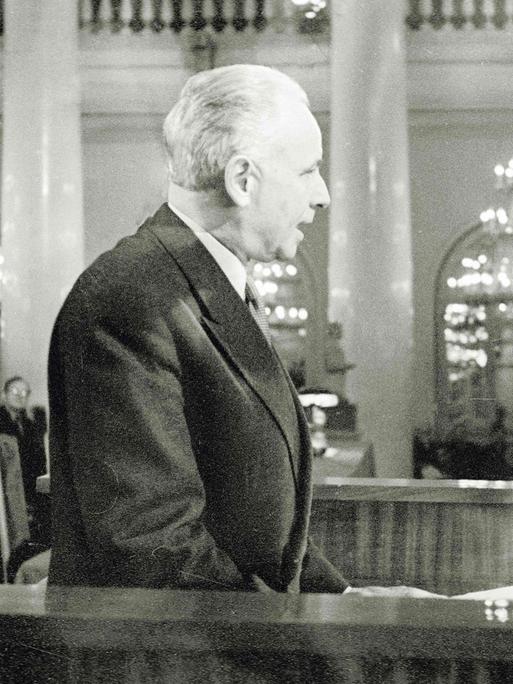 Louis Aragon spricht beim Zweiten Kongress sowjetischer Schriftsteller.