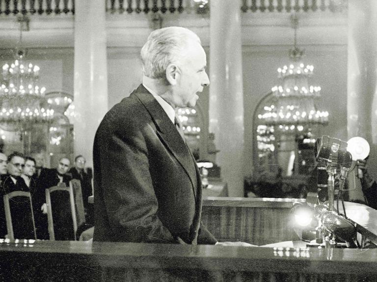 Louis Aragon spricht beim Zweiten Kongress sowjetischer Schriftsteller.