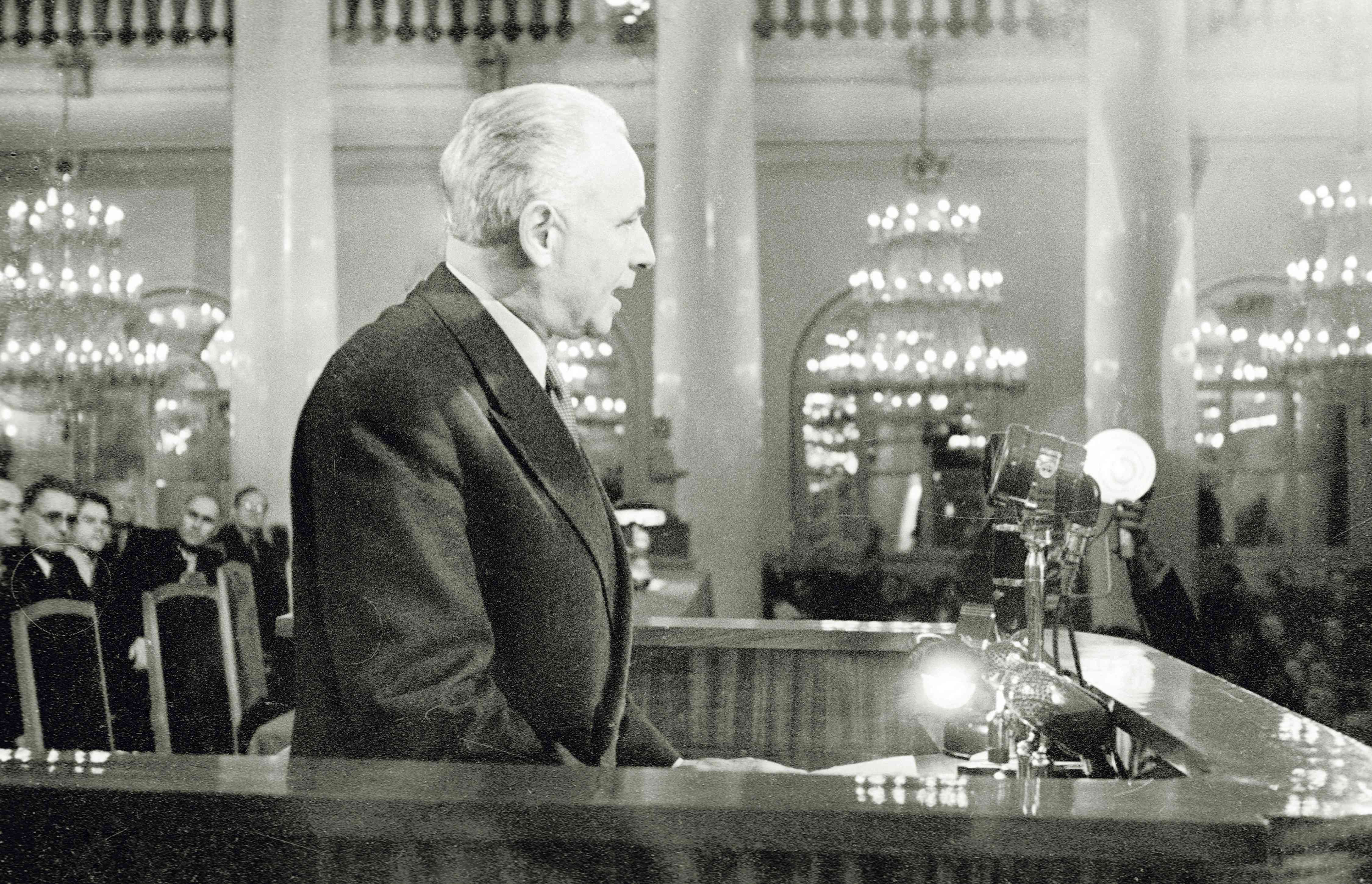 Louis Aragon spricht beim Zweiten Kongress sowjetischer Schriftsteller.