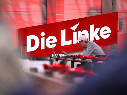 Halle Saale, Sachsen-Anhalt, Deutschland, 18.10.2024: Messe: Linken-Parteitag: Eindrücke aus dem Plenum 