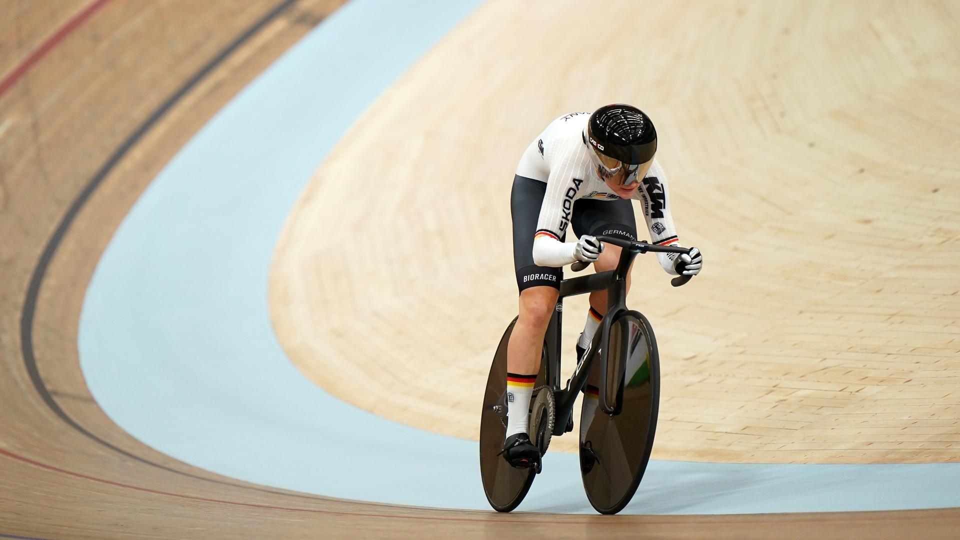 Die deutsche Bahnradfahrerin Lea Sophie Friedrich fährt in der Halle einen Kurs.
