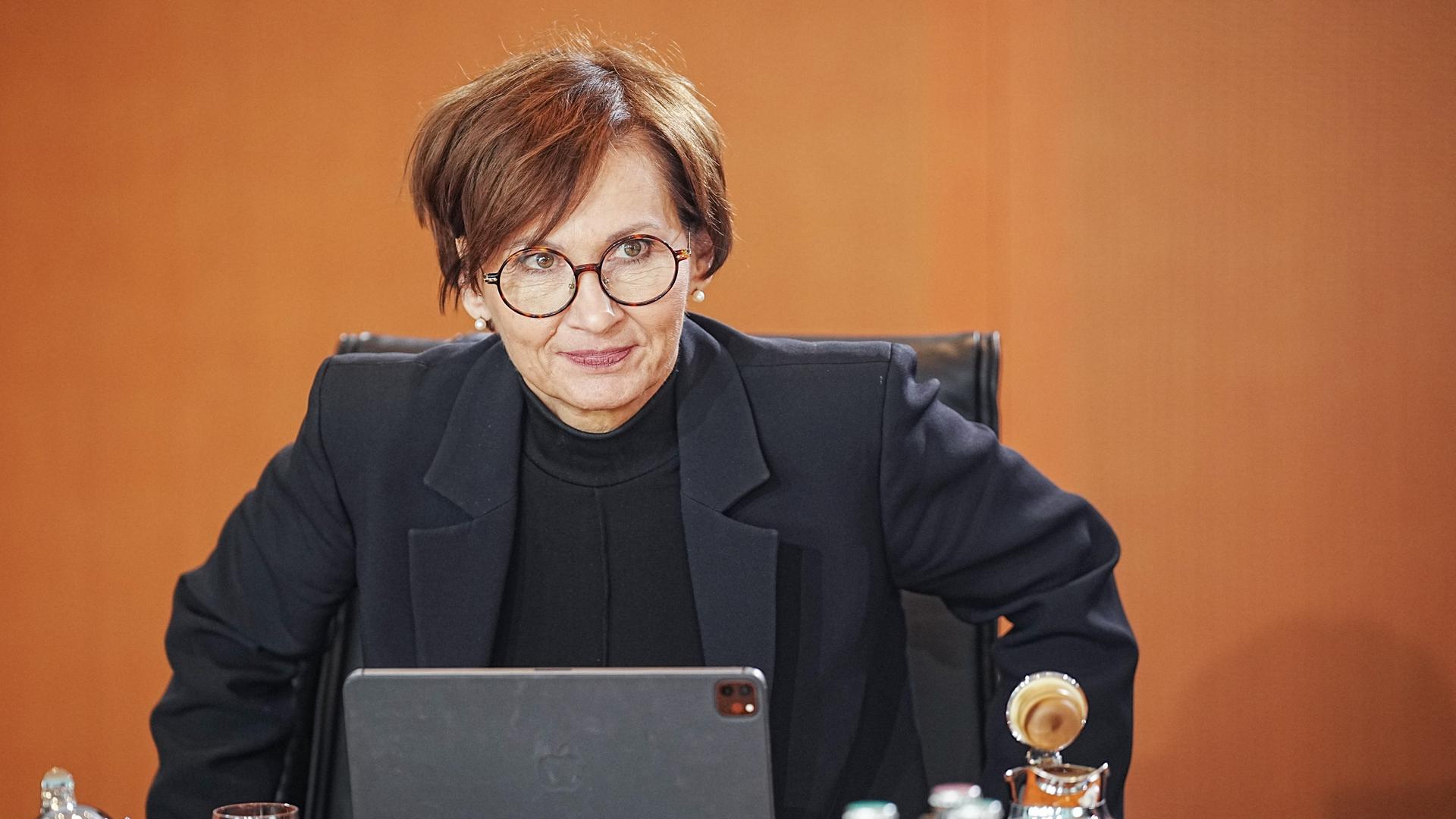 Bettina Stark-Watzinger nimmt Platz am Tisch des Bundeskabinetts im Bundeskanzleramt.l