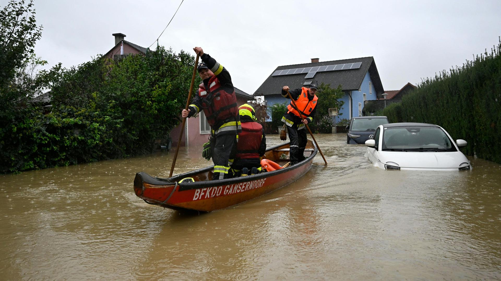 RUST IM TULLNERFELD - ÖSTERREICH: Weiterhin starke Niederschläge und Hochwasser in Niederösterreich. Im Bild: Zillenfahrer der Feuerwehr im vom Hochwasser getroffenen Rust im Tullnerfeld, am Montag, 16. September 2024.