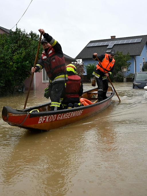 RUST IM TULLNERFELD - ÖSTERREICH: Weiterhin starke Niederschläge und Hochwasser in Niederösterreich. Im Bild: Zillenfahrer der Feuerwehr im vom Hochwasser getroffenen Rust im Tullnerfeld, am Montag, 16. September 2024.