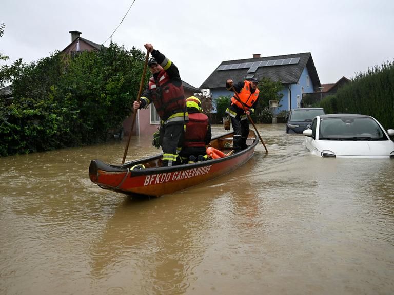 RUST IM TULLNERFELD - ÖSTERREICH: Weiterhin starke Niederschläge und Hochwasser in Niederösterreich. Im Bild: Zillenfahrer der Feuerwehr im vom Hochwasser getroffenen Rust im Tullnerfeld, am Montag, 16. September 2024.