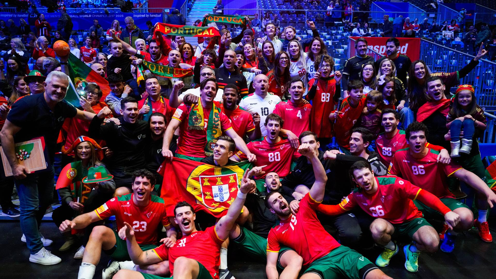 Die portugiesischen Spieler feiern mit ihren Fans den Sieg gegen Chile und Einzug ins WM-Viertelfinale.