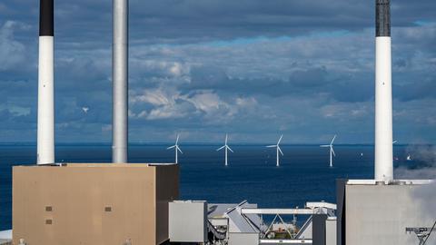 Ein Offshore-Windpark östlich von Kopenhagen, mehrere Anlagen ragen aus dem Meer.