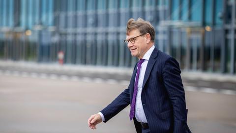 Das Bild zeigt Johann Wadephut an einem Flughafen.