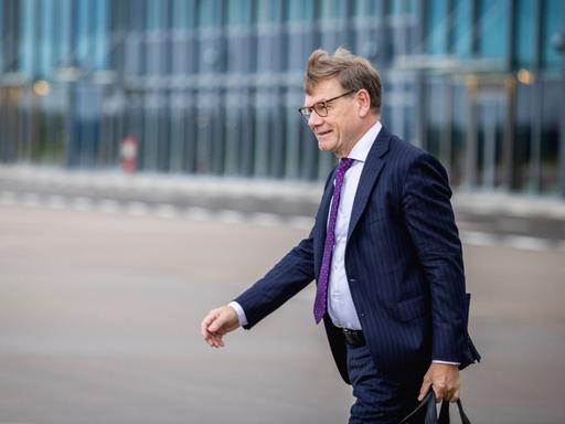 Johann Wadephul von der CDU ist auch der Bundesaussenminister. Er läuft vor einem Gebäude entlang. 
Aufgenommen wurde das Foto im Rahmen seines Reiseantritts nach Ankara. Johann Wadephul von der CDU ist auch der Bundesaussenminister. Er läuft vor einem Gebäude entlang. 
Aufgenommen wurde das Foto im Rahmen seines Reiseantritts nach Ankara.