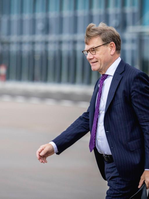 Johann Wadephul von der CDU ist auch der Bundesaussenminister. Er läuft vor einem Gebäude entlang. 
Aufgenommen wurde das Foto im Rahmen seines Reiseantritts nach Ankara. Johann Wadephul von der CDU ist auch der Bundesaussenminister. Er läuft vor einem Gebäude entlang. 
Aufgenommen wurde das Foto im Rahmen seines Reiseantritts nach Ankara.