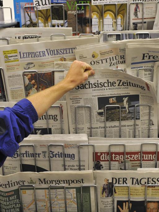 Zeitungen und Zeitschriften an einem Kiosk in Dresden.