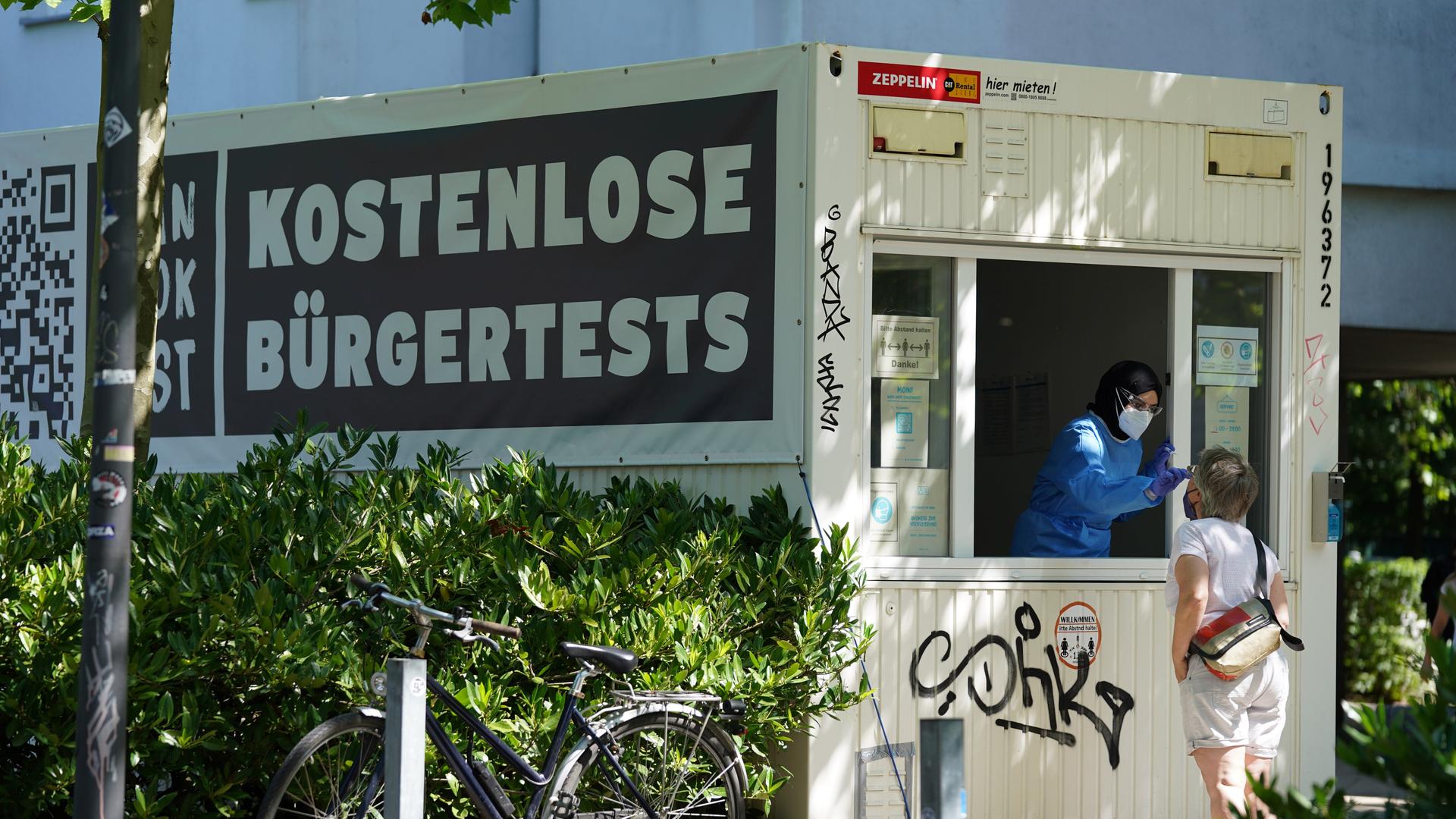 "Kostenloses Bürgertests" steht an einem Container. "Kostenloses Bürgertests" steht an einem Container.