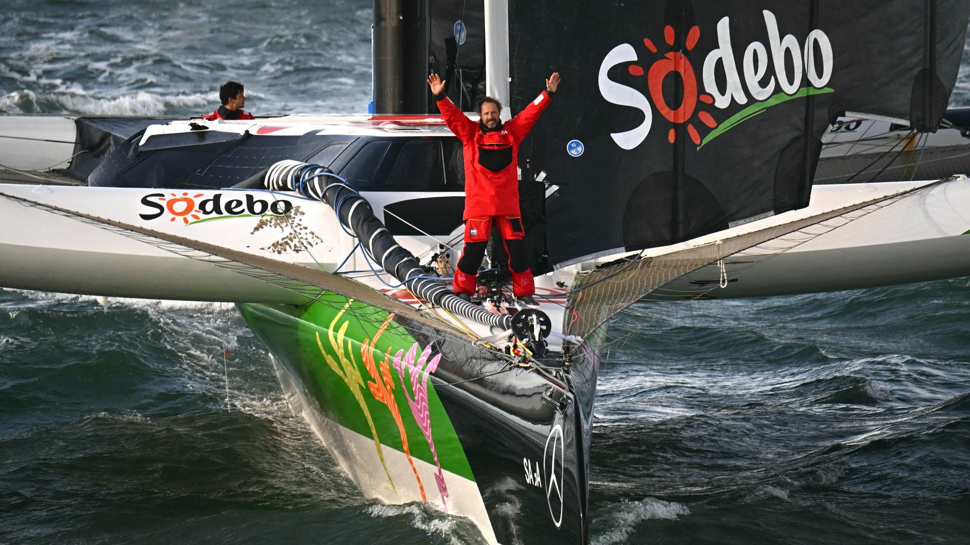 Thomas Coville jubelt bei seiner Ankunft vor der Küste von Brest/Frankreich. Thomas Coville jubelt bei seiner Ankunft vor der Küste von Brest/Frankreich.