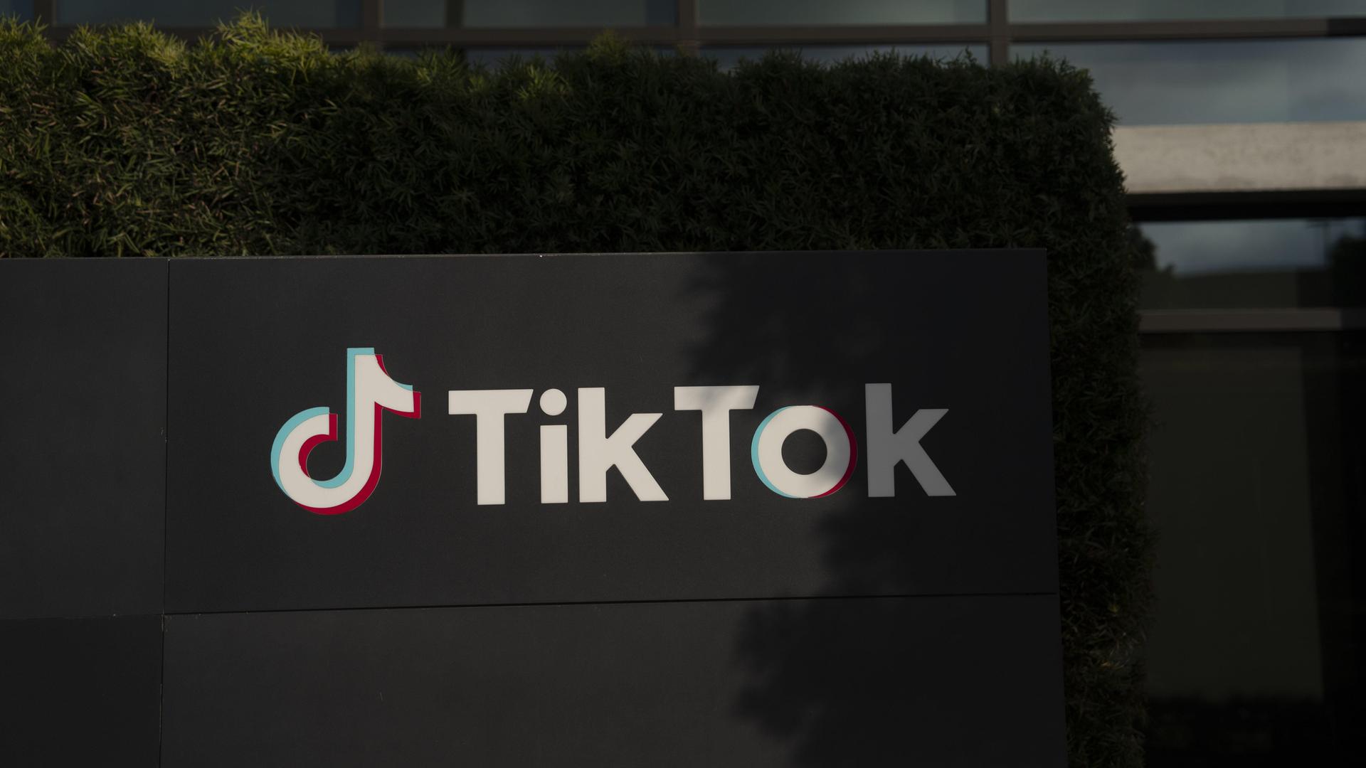 Das Tiktok-Symbol und der Schriftzug in weißer Schrift auf einem schwarzen Stein vor dem Hauptquartier des Konzerns in den USA Das Tiktok-Symbol und der Schriftzug in weißer Schrift auf einem schwarzen Stein vor dem Hauptquartier des Konzerns in den USA
