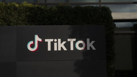Das Tiktok-Symbol und der Schriftzug in weißer Schrift auf einem schwarzen Stein vor dem Hauptquartier des Konzerns in den USA