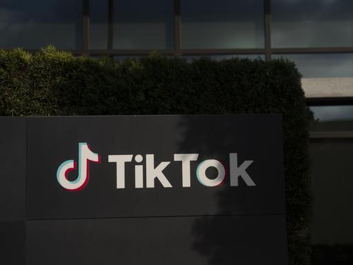 Das Tiktok-Symbol und der Schriftzug in weißer Schrift auf einem schwarzen Stein vor dem Hauptquartier des Konzerns in den USA