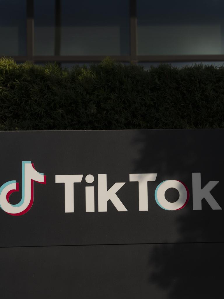Das Tiktok-Symbol und der Schriftzug in weißer Schrift auf einem schwarzen Stein vor dem Hauptquartier des Konzerns in den USA