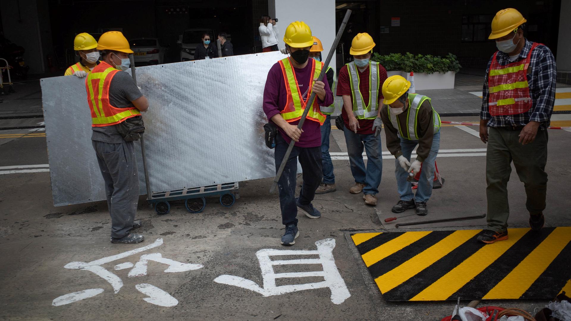 Bauarbeiter verbergen die Gedenktafel fuer die Tiananmen-Opfer mit einer Metallplatte. Auf dem Boden haben Demosntranten "Kaltes Blut" in chinesischen Schriftzeichen auf den Boden geschrieben. Bauarbeiter verbergen die Gedenktafel fuer die Tiananmen-Opfer mit einer Metallplatte. Auf dem Boden haben Demosntranten "Kaltes Blut" in chinesischen Schriftzeichen auf den Boden geschrieben.