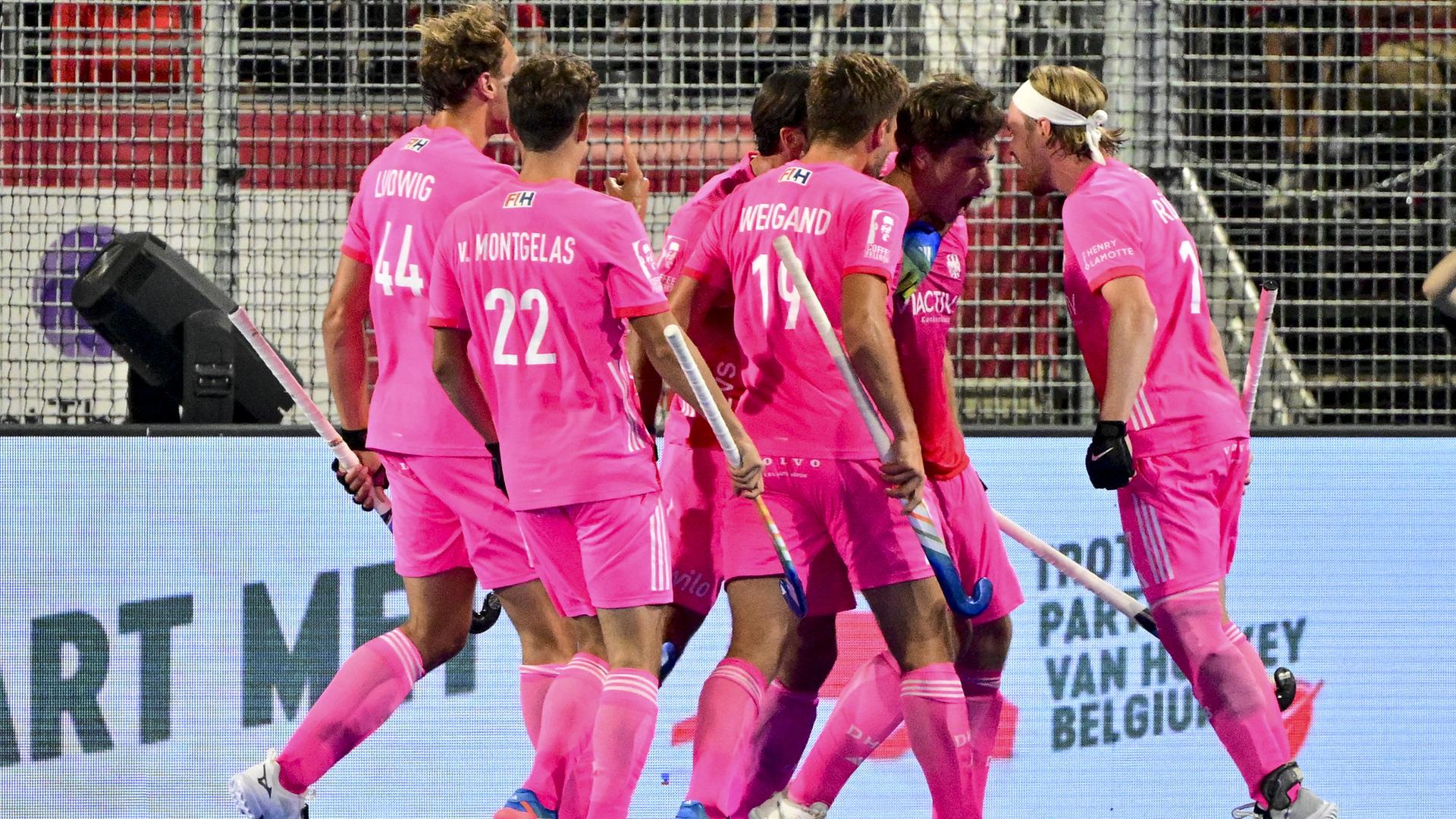 Hockey-WM: Deutschland steht im Halbfinale; die Spieler stehen beieinander und freuen sich über ein Tor.