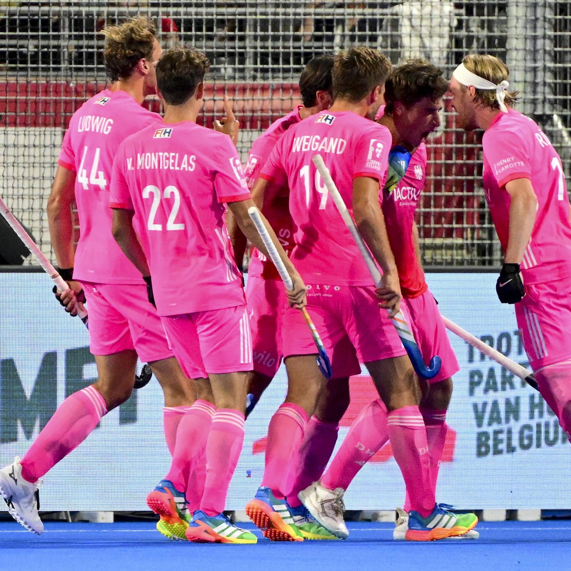Hockey-WM: Deutschland steht im Halbfinale; die Spieler stehen beieinander und freuen sich über ein Tor.