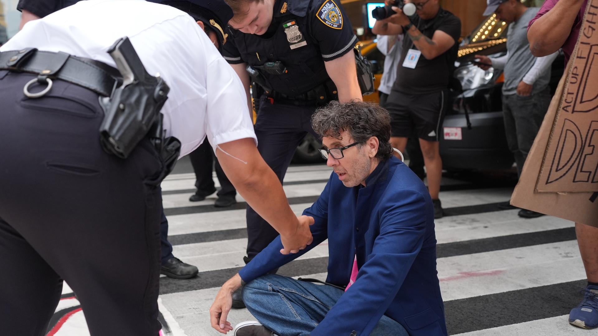 Die New Yorker Polizei nimmt Aktivisten fest, die auf der 42. Straße in der Nähe des Grand Central in Manhattan ein Sit-in veranstalten. 