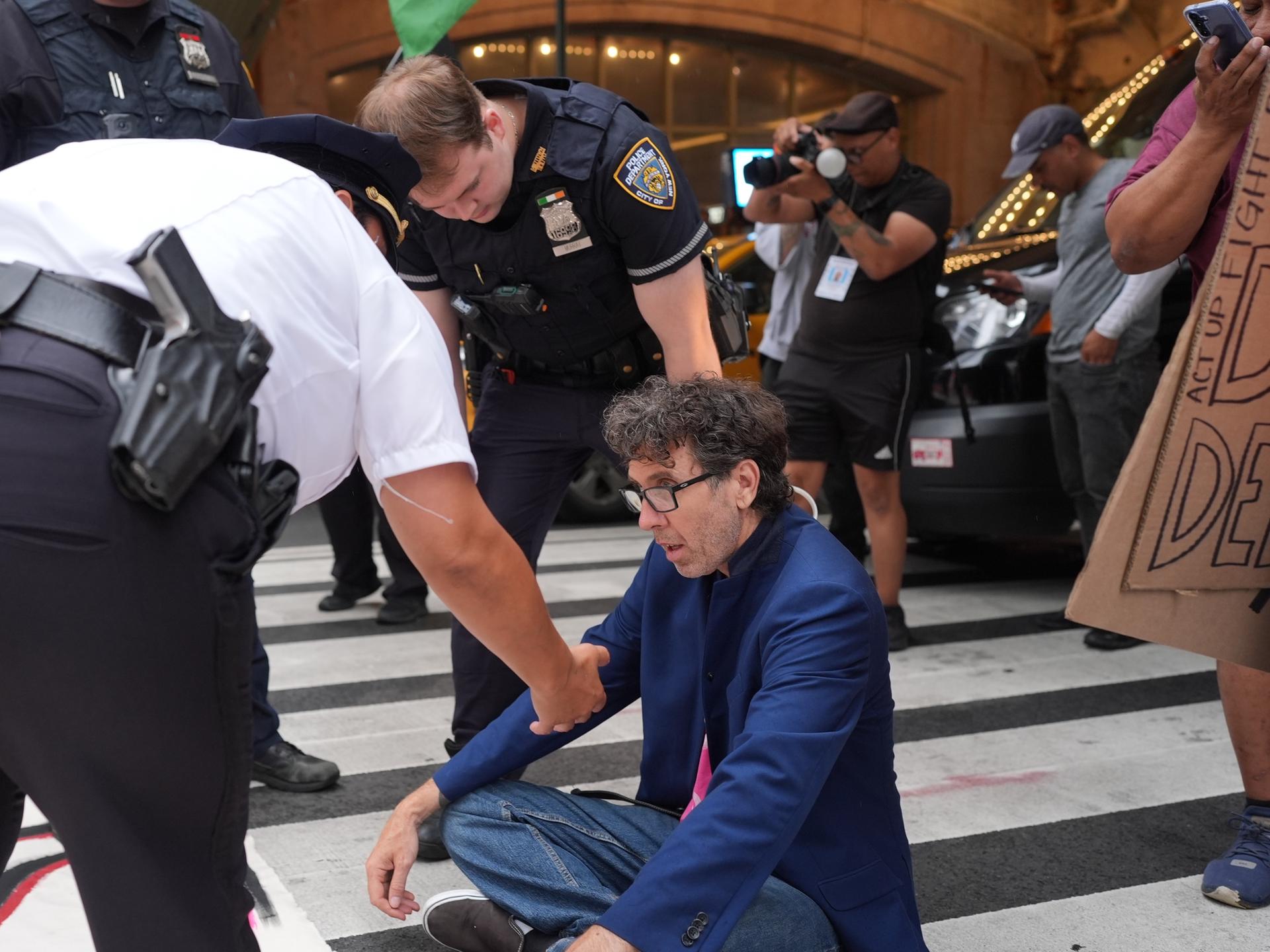 Die New Yorker Polizei nimmt Aktivisten fest, die auf der 42. Straße in der Nähe des Grand Central in Manhattan ein Sit-in veranstalten. 
