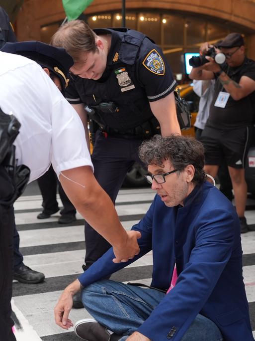 Die New Yorker Polizei nimmt Aktivisten fest, die auf der 42. Straße in der Nähe des Grand Central in Manhattan ein Sit-in veranstalten. 