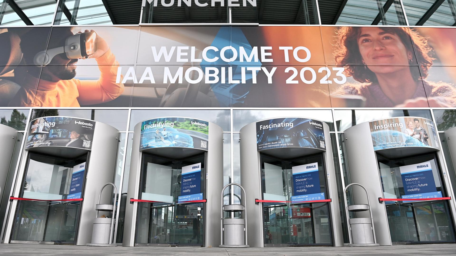Das Fotos zeigt den Eingang zur IAA Mobility 2023 in der Messe Riem in München.