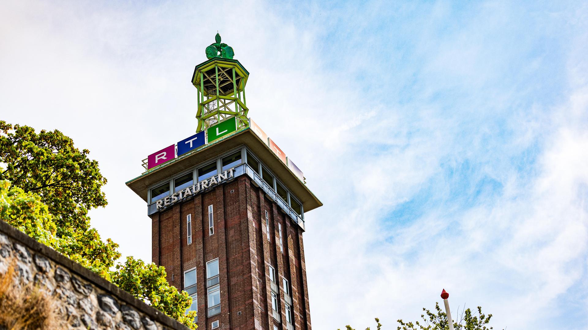Blick vom Deutzer Rheinufer Richtung Blick auf den ehemaligen Messeturm mit dem RTL Logo.