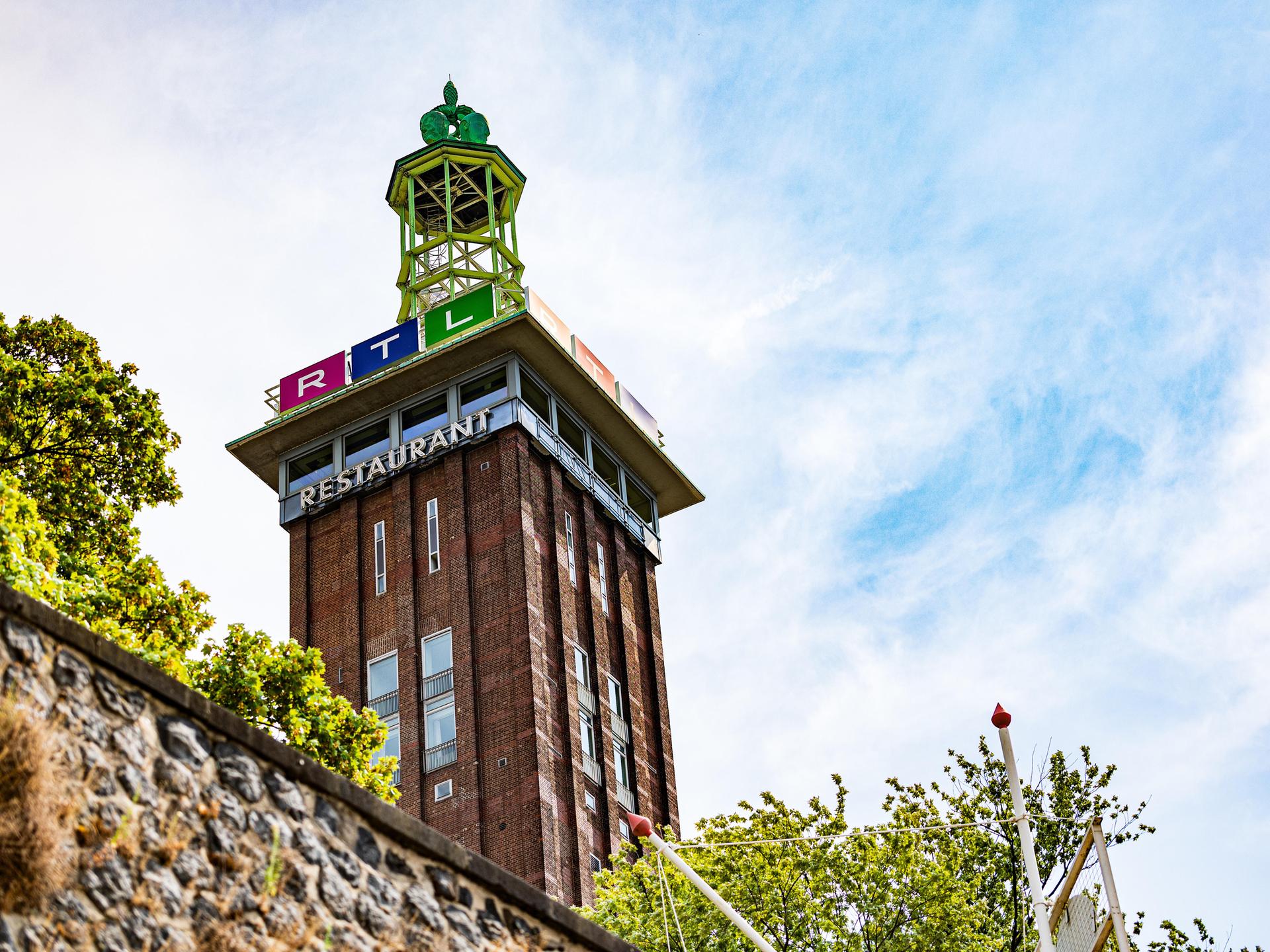 Blick vom Deutzer Rheinufer Richtung Blick auf den ehemaligen Messeturm mit dem RTL Logo. Blick vom Deutzer Rheinufer Richtung Blick auf den ehemaligen Messeturm mit dem RTL Logo.