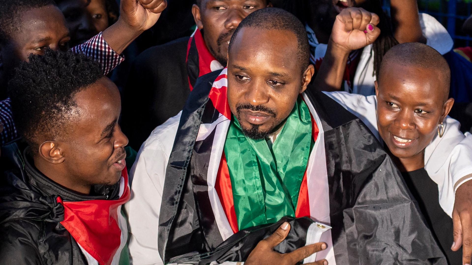 Der kenianische Journalist und Menschenrechtsaktivist Boniface Mwangi (Mitte) 
