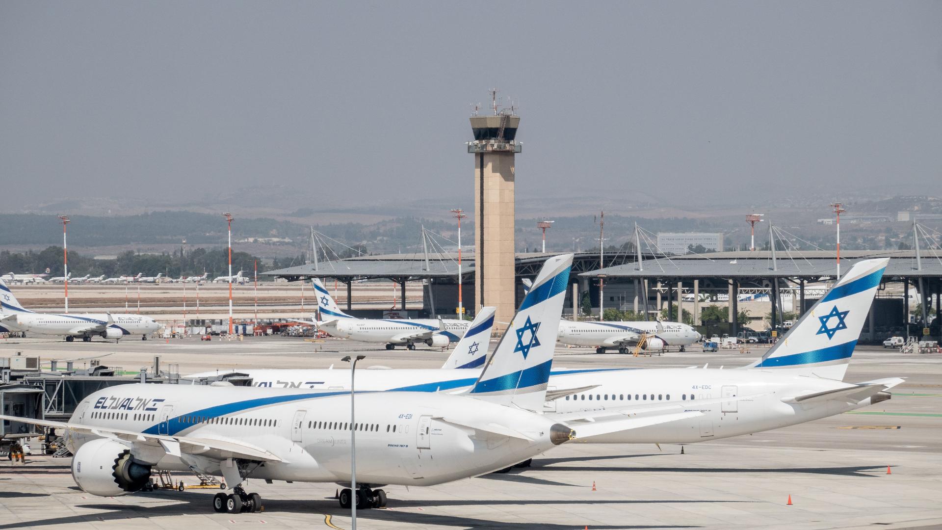 Israel, Tel Aviv: Flugzeuge der israelischen Fluggesellschaft El Al Airlines stehen geparkt auf dem Flughafen Ben Gurion International Airport. 