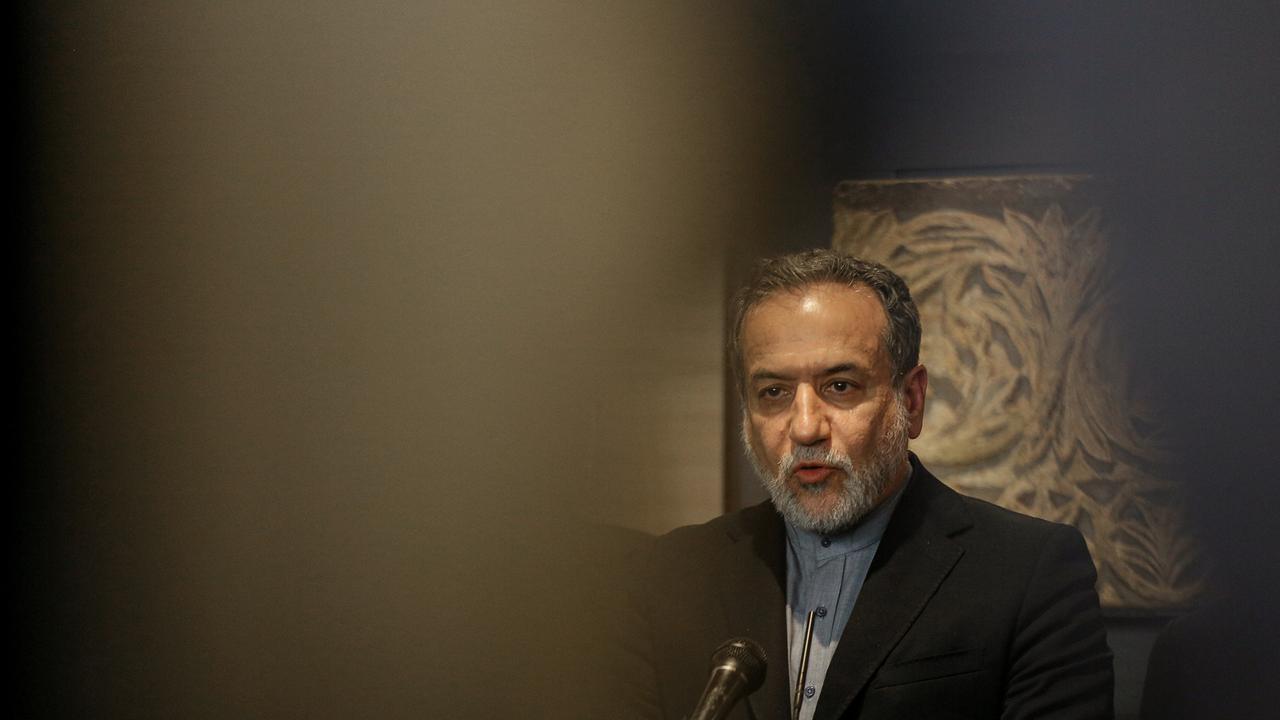 Der iranische Außenminister Abbas Araghtschi spricht während einer Pressekonferenz nach seinem Treffen mit dem libanesischen Parlamentspräsidenten Berri. 