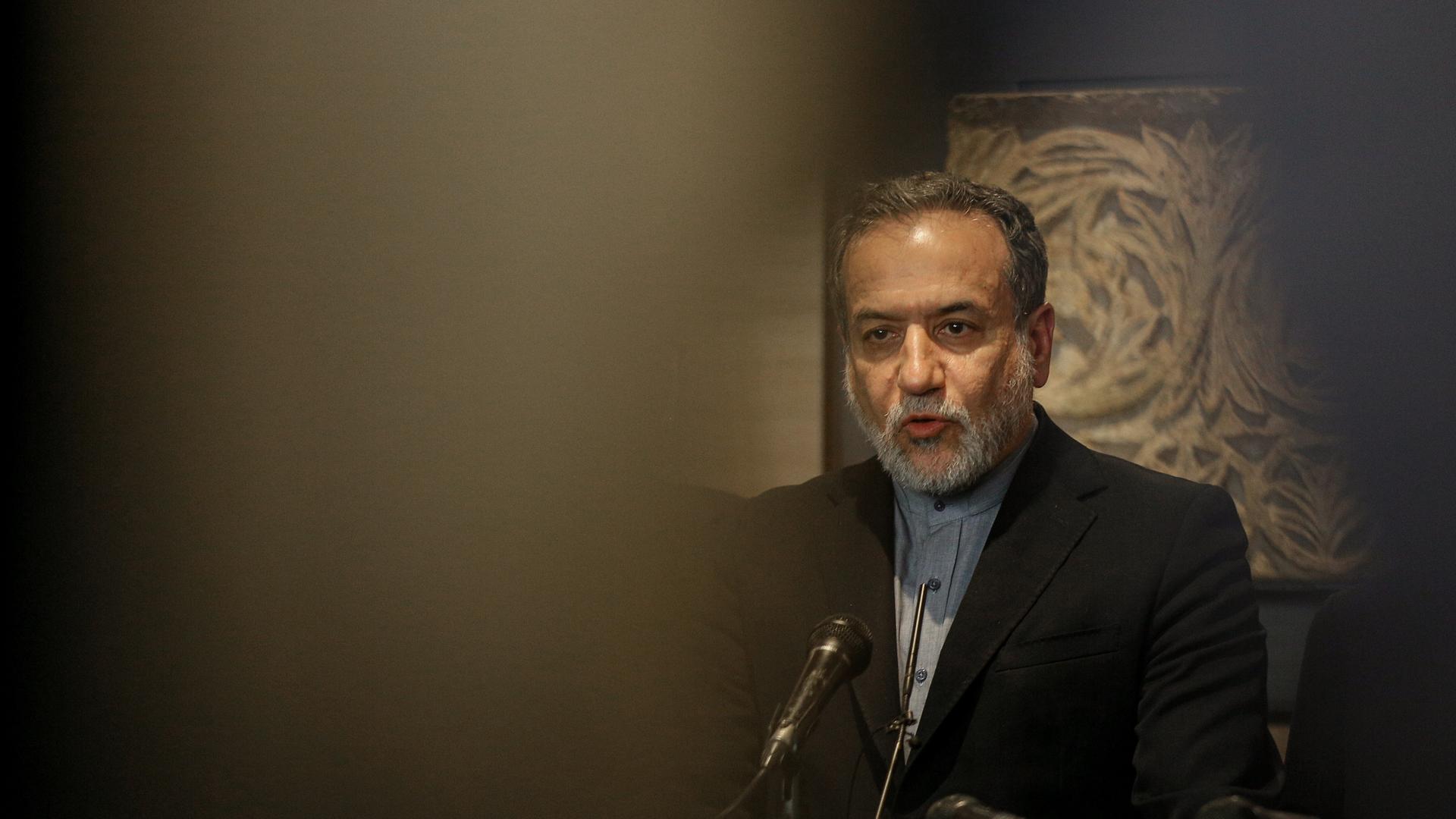 Der iranische Außenminister Abbas Araghtschi spricht bei einer Pressekonferenz. Der iranische Außenminister Abbas Araghtschi spricht bei einer Pressekonferenz.