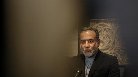 Der iranische Außenminister Abbas Araghtschi spricht während einer Pressekonferenz in ein Mikrofon.