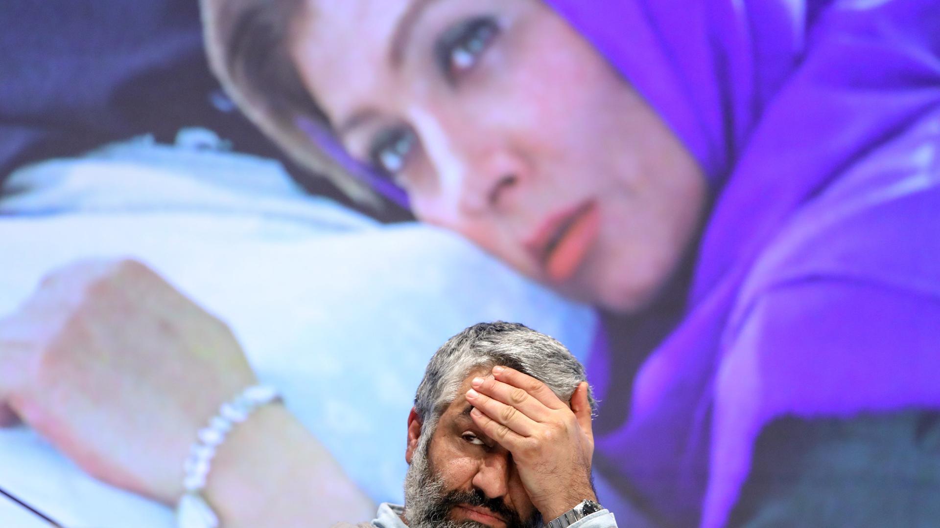 Der Schauspieler Pejman Dschamschidi nimmt an einer Pressekonferenz des 43. Fadschr-Filmfestivals in Teheran teil. Der Schauspieler Pejman Dschamschidi nimmt an einer Pressekonferenz des 43. Fadschr-Filmfestivals in Teheran teil.